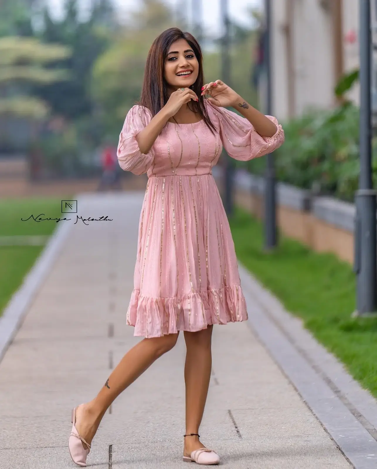 Indian TV Model Vasanthi Krishnan Long Legs Show in Mini Pink Skirt